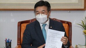 윤호중 “보좌관 자격시험 봐야”…野 보좌진協 “비하 발언 사과하라”