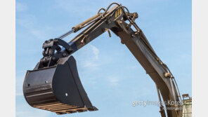 중랑천 산책로 걷던 50대 여성, 굴삭기에 치여 사망…운전자 “못봤다”