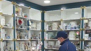 ‘성공한 덕후’ 김택진, 우승 트로피 안고 故 최동원 만났다