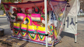 근조화환 늘어선 법무부 앞에 ‘법치주의 사망’ 꽃상여까지 등장