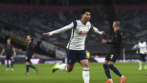 판 더 파르트 “손흥민, 나와 뛰며 좋은 선수로 성장했어”