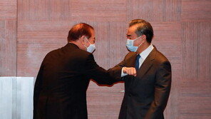 中외교부 “왕이, 문정인 만나 신냉전 반대입장 표명”