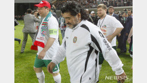 마라도나 세상 떠나자 코치진 일제히 사임