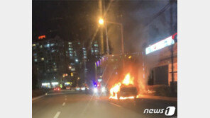 전주 도심 달리던 BMW 불…인명피해 없어