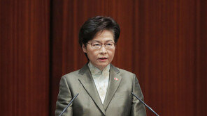 캐리 람 “美 제재로 집에 현금 산더미처럼 싸놓고 있다”