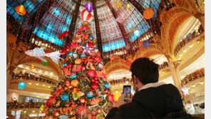 화려함의 극치… 佛백화점 트리 점등