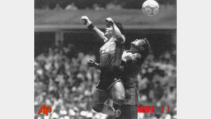 축구영웅 마라도나 ‘신의 손’ 유니폼 22억원에 매물로 나와