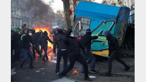 경찰 진압 영상 올리면 징역형… 佛 보안법 움직임에 시위 격화