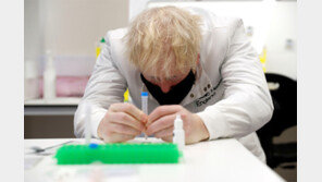 英, 이르면 7일부터 백신 접종… 러, 군인들에 접종 시작