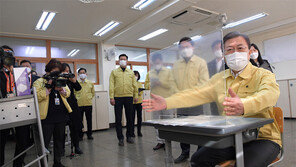 수능 방역현장 찾은 文대통령 “교육당국 마지막까지 긴장을”