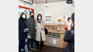 두 딸과 군산 찾은 최태원 회장 청년창업가 운영 매장서 ‘찰칵’