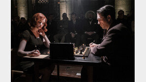 “체스판서 홀로 싸우는 고아소녀, 역경 극복기 주효”