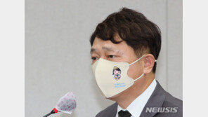 靑 ‘전직원 모임 취소’ 지시했는데 최재성, 지역구 축구경기 참석 논란