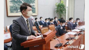 코로나 확산 속 최재성 조기축구…참석자 “경기 뛸 때도 마스크”