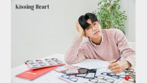 임영웅, 니트+안경 조합으로 완성한 ‘훈남 선배 패션’