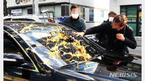 우산 경호, 차량에 날계란…‘집행유예’ 전두환, 자택으로