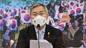 ‘피고인 신분’ 최강욱, 법사위로 옮겨 논란…野 “이해충돌 끝판왕”