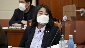 ‘기부금 횡령의혹’ 윤미향 측 첫 재판…“공소사실 모두 부인”