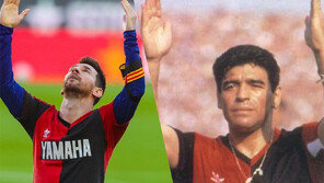 경고 감수하고… 메시 ‘마라도나 추모’ 골 세리머니