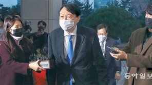 법원 “尹총장 직무배제, 檢중립 취지에 어긋나”