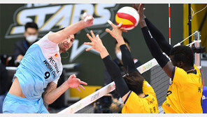 알렉스 32득점… 케이타 버틴 KB손보 완파