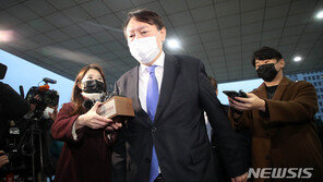 물 건너간 ‘동반사퇴’ 해법…文대통령, 尹 해임 결단할까