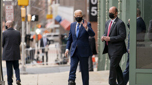 바이든 당선인, 발목에 깁스하고도 공식일정 모두 소화