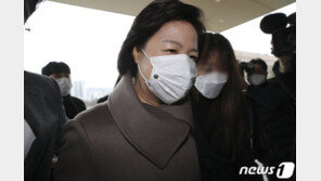 추미애, 이틀째 침묵…‘징계위 철회’ 묻자 답 없이 출근