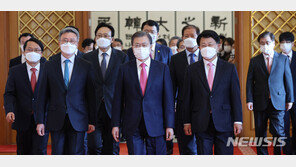 文대통령, 박상훈·박철민 등 6개국 대사에 신임장 수여