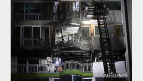 “결혼 2달 앞두고” 군포 아파트 화재현장 찾은 유족 오열·분통