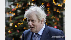 영국, 코로나19 ‘3단계’ 방역 시작…“지나치게 엄격” 반발도