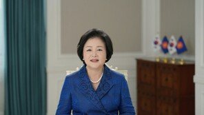 김정숙 “다양한 형태의 가족, 차별 말아야…국가가 곁에 있겠다”