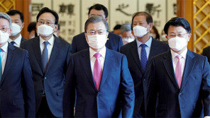 ‘추미애 무리수’ 학습효과… 윤석열 징계 속도조절 나선 靑