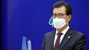 청남대 전두환 동상 그대로…“사법적 과오 적시해 존치”