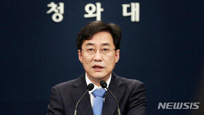 靑 “한중일 정상회의 연내 개최 보류? 결정된 바 없다”