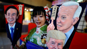 일본 전통 장식품에 바이든-트럼프 얼굴