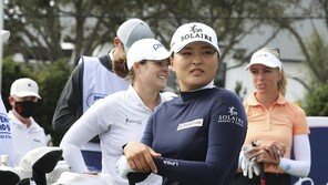 고진영, VOA 클래식 1R 공동 10위…선두에 3타 차