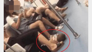 지하철 바닥에 엎드린 아이 두고 폰만 보는 母…알고 보니