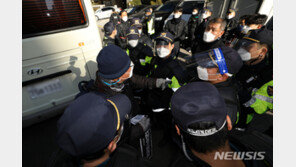 집회 막자 반발한 민주노총…경찰 폭행 혐의 1명 검거