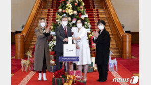 문대통령 부부, 14개 단체에 기부…“더큰 나눔 이어지길”