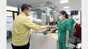 서욱, 의무사령부 찾아 방역태세 점검…“콘트롤타워 역할” 강조