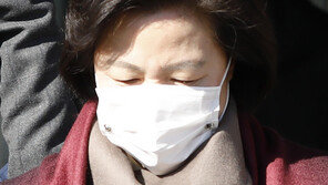 추미애 유임됐지만…윤석열 징계위 전후 文 ‘결단의 시간’