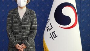강경화 “코로나, 北 더 북한스럽게 만들어…확진자 ‘0’ 믿기 어렵다”