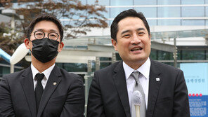 ‘가세연’ 강용석 文대통령 명예훼손 혐의 체포…경찰 조사중