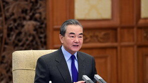 왕이, 바이든 행정부에 “1단계 무역합의 계속 이행” 약속