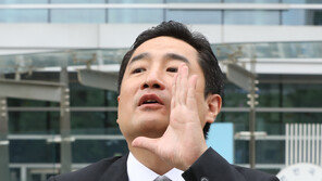 “강용석, 빵 먹다 체포”…가세연 사진 공개하며 의문 제기
