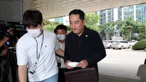 강용석, 文대통령 명예훼손 혐의로 체포…가세연 “폭력” 반발