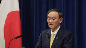 日스가, 아베 벚꽃모임 의혹 구체적 답변은 피해 “삼가겠다”