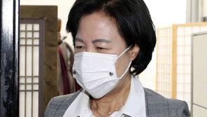 징계위원장 아닌데…秋 명의로 ‘기일변경 통보’ 위법 논란