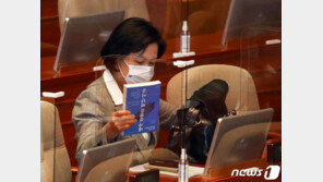 본회의장서 보란 듯 ‘검찰 비판서’ 꺼내 읽은 추미애
